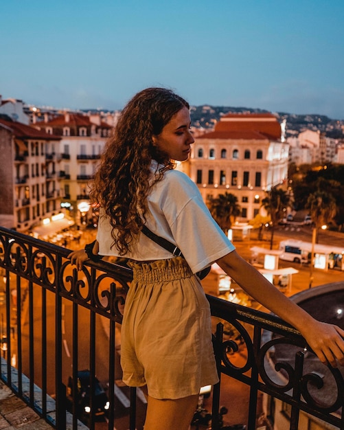 Foto schöne kaukasische frau lächelt auf den straßen der altstadt von cannes, frankreich