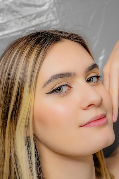 Foto schöne kaukasische frau mit grünem eyeliner