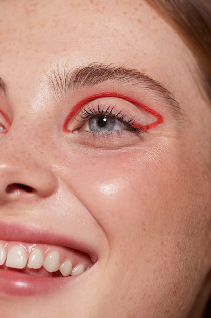 Schöne kaukasische Frau mit rotem Eyeliner