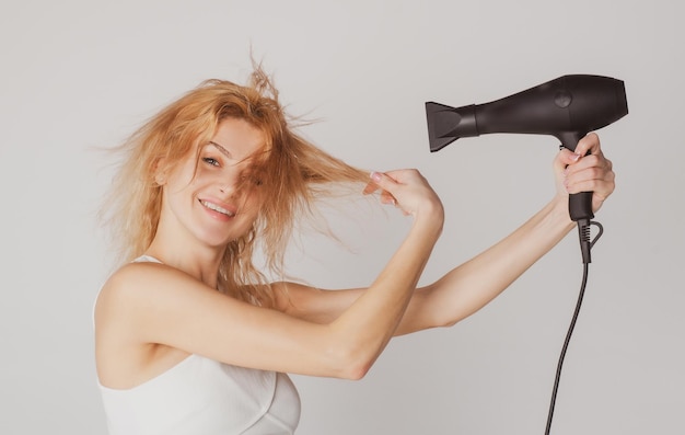 Schöne kaukasische Frau posiert mit nassen Haaren Frauen Haarbehandlung Mädchen mit blonden Haaren mit Haaren