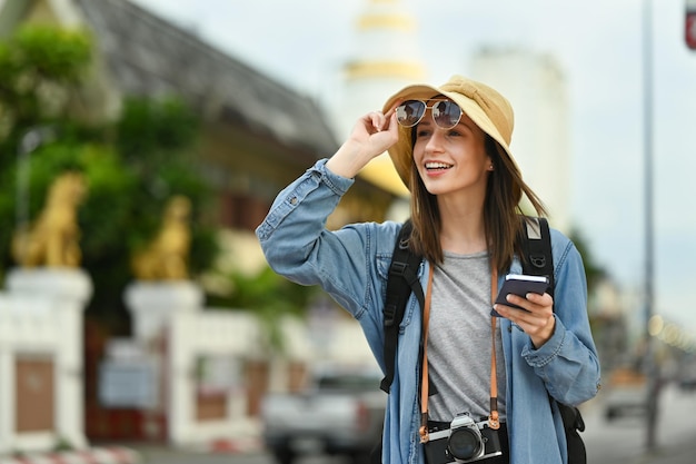 Schöne kaukasische Reisende mit Rucksack auf Urlaubsreise in Thailand Lifestyle Reise- und Technologiekonzept