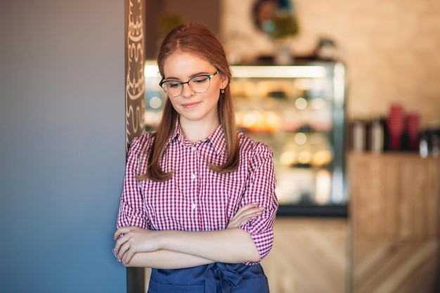 Foto schöne kellnerin, die im café steht