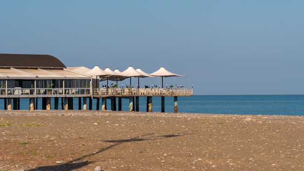 Schöne Kieselstrandlandschaft am sonnigen Tag von Batumi