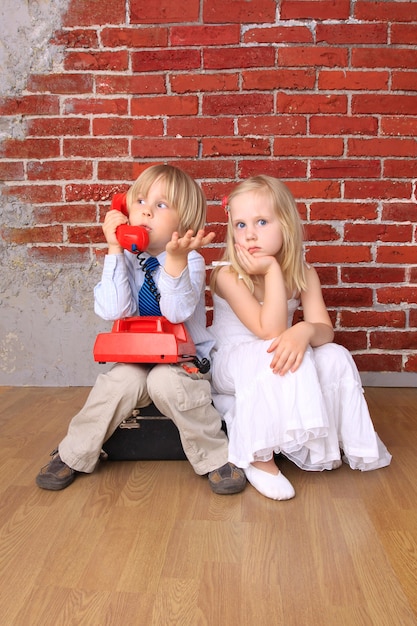 Schöne Kinder sitzen auf der Tasche.