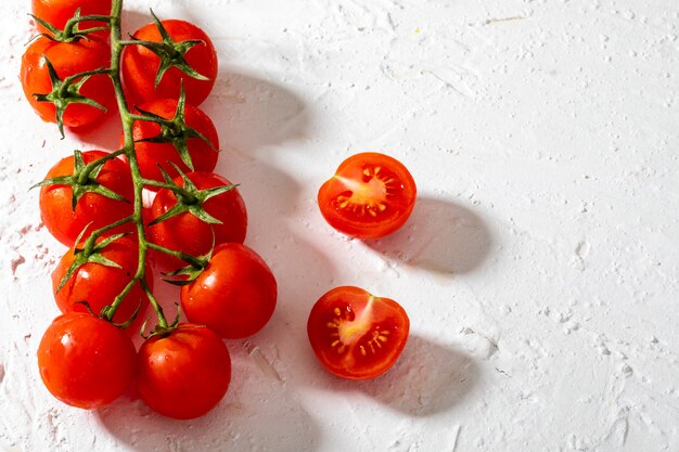 Schöne Kirschtomaten auf Niederlassung.