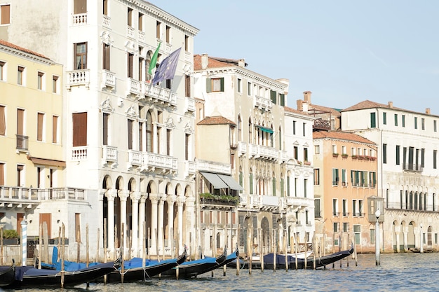 Schöne klassische Gebäude und Gondeln auf dem Canal Grande, Venedig, Italien