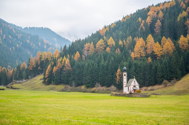 Schöne kleine Kirche St. Johann im Villnösser Tal, Bozen, Italien.