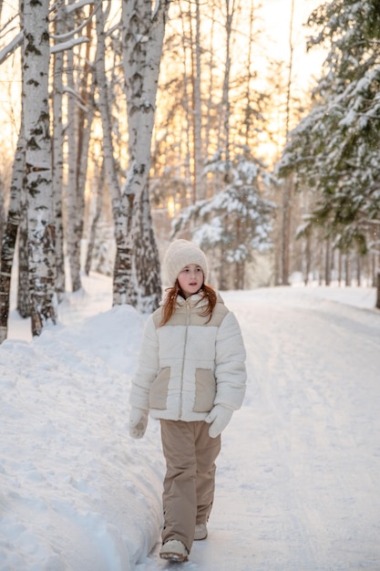 Schöne kleine Mädchen im Winter spazieren im schneebedeckten Wald Winteraktivitäten Zeitvertreib Spaziergang