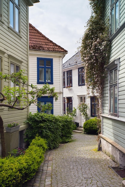 Schöne kleine Straße mit traditionellen norwegischen weißen Häusern in Bergen, Norwegen