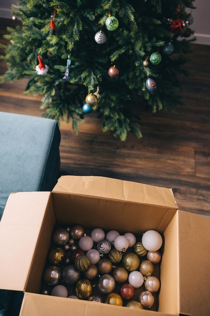 Schöne Kleinkindin schmückt Weihnachtsbaum mit Kugeln