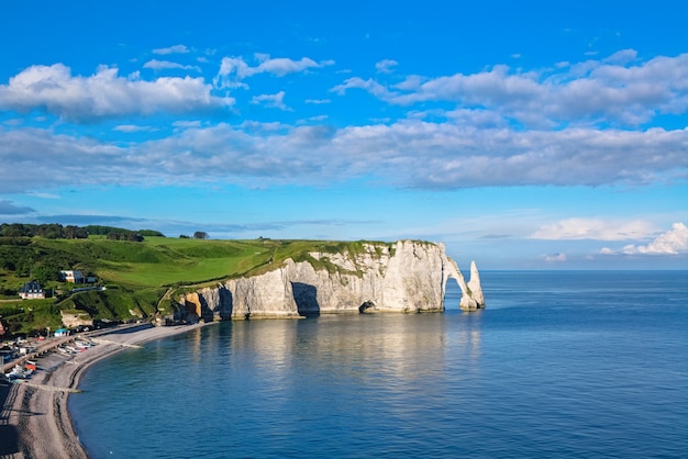 Schöne Klippen Aval von Etretat, Felsen und natürliches Bogenmarkstein der berühmten Küste, Seelandschaft der Normandie, Frankreich, Europa