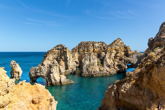 Schöne Klippen im Meer