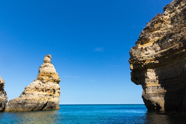 Schöne Klippen im Meer