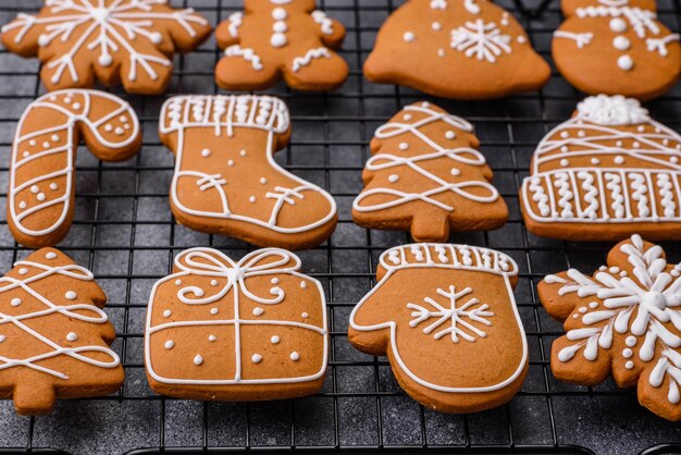 Schöne, köstliche, süße Weihnachts-Gingerbread-Kekse auf einem grauen Hintergrund