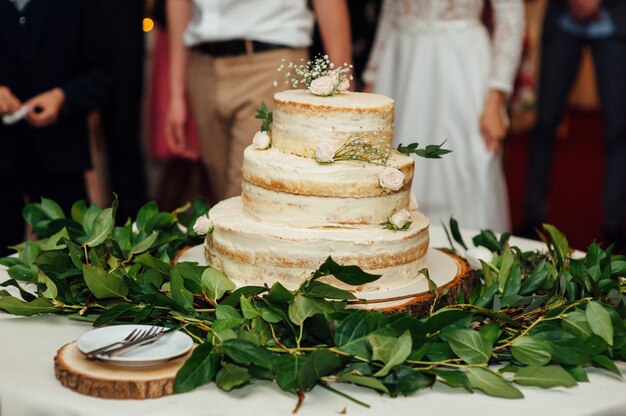 Schöne köstliche weiße Hochzeitstorte