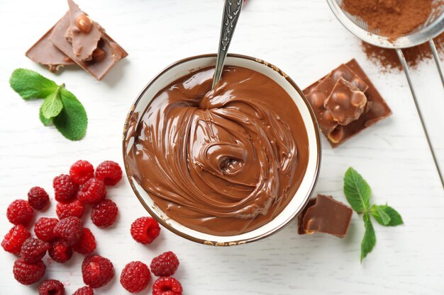 Foto schöne komposition mit schokoladencreme und himbeeren