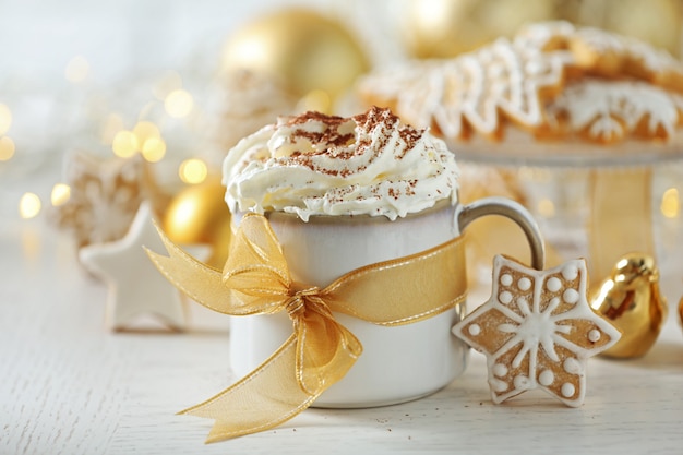 Schöne Komposition mit Tasse Cappuccino und Weihnachtsplätzchen