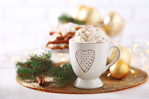 Schöne komposition mit tasse cappuccino und weihnachtsplätzchen