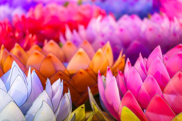 Schöne Kratongs aus Schaumstoff schwimmen auf dem Wasser für das Loy Krathong Festival oder das thailändische Neujahrsfest und die Anbetungszeremonie der Flussgöttin ist an öffentlichen Orten Vollmond im 12. Monat Seien Sie berühmt von Thailand