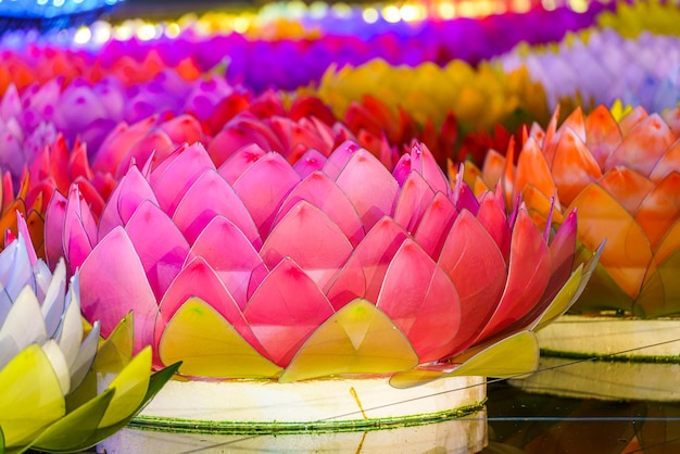 Schöne Kratongs aus Schaumstoff schwimmen auf dem Wasser für das Loy Krathong Festival oder das thailändische Neujahrsfest und die Anbetungszeremonie der Flussgöttin ist an öffentlichen Orten Vollmond im 12. Monat Seien Sie berühmt von Thailand