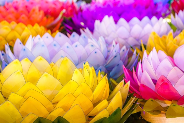 Schöne Kratongs aus Schaumstoff schwimmen auf dem Wasser für das Loy Krathong Festival oder das thailändische Neujahrsfest und die Anbetungszeremonie der Flussgöttin ist an öffentlichen Orten Vollmond im 12. Monat Seien Sie berühmt von Thailand