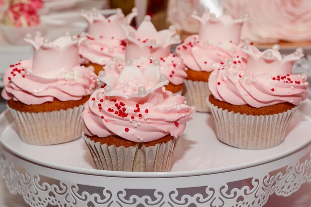 Schöne Kuchenbonbons und Kuchen mit einer Einheit