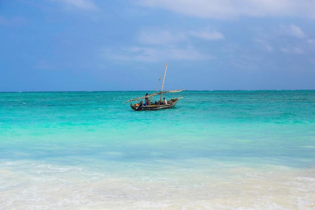 Schöne Küste von Sansibar. Hölzernes Fischerboot im Meer mit Hintergrund des blauen Wassers, Sansibar,