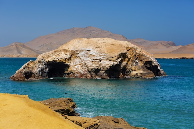 Schöne Küstenlandschaften in Paracas National Reserve, Ica-Region, Pazifikküste von Peru.