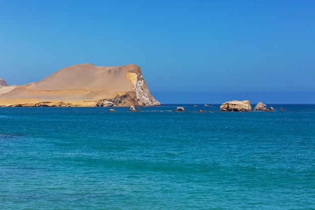 Schöne Küstenlandschaften in Paracas National Reserve, Ica-Region, Pazifikküste von Peru.