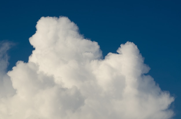 Schöne Kumuluswolken und Sonnenlicht in einem blauen Sommerhimmel