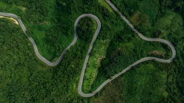 Schöne kurvenreiche Straße auf grünem Wald in der Regenzeit im Hintergrund ländliche Routen, die Städte verbinden