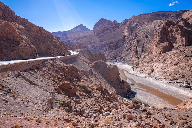 Schöne kurvenreiche Straße durch Berge mit Fluss im Sommer