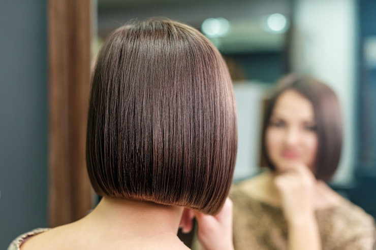 Foto schöne kurze frisur der jungen frau