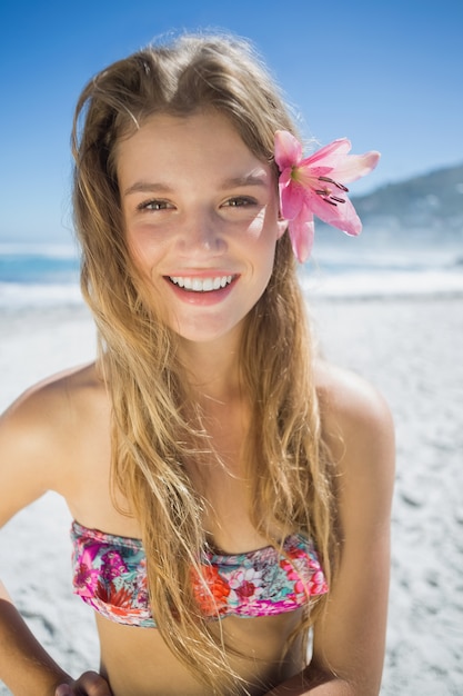 Foto schöne lächelnde blondine mit blumenhaarzusatz auf dem strand