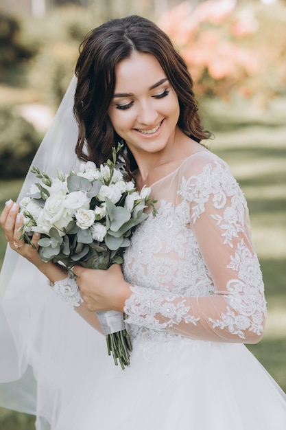 Schöne lächelnde Braut. Hochzeitsportrait.