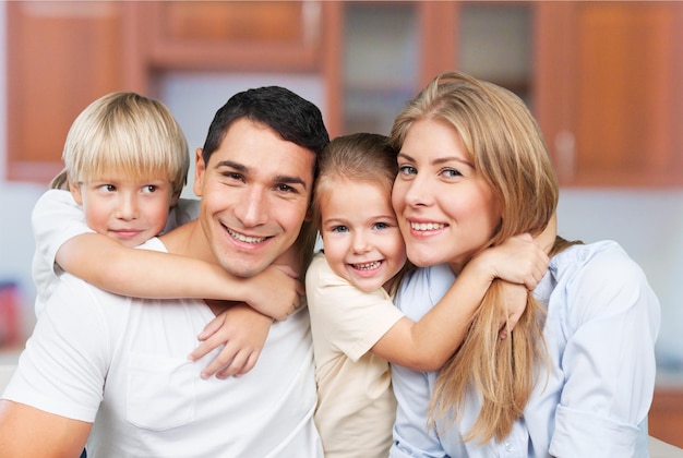 Schöne lächelnde Familie im Zimmer auf der Couch