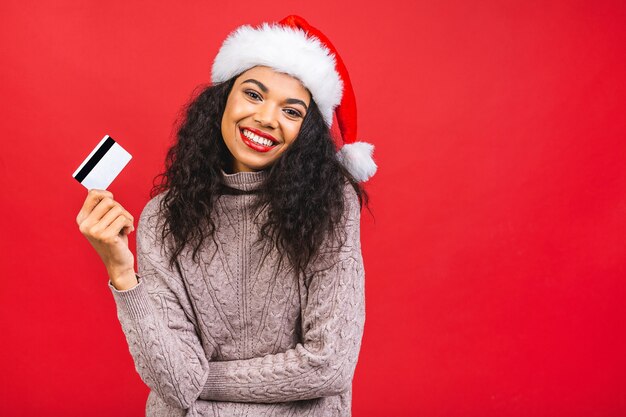 Schöne lächelnde Frau im Weihnachtsmannhut