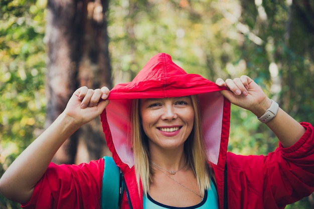 schöne lächelnde Frau in der Sportrotjacke