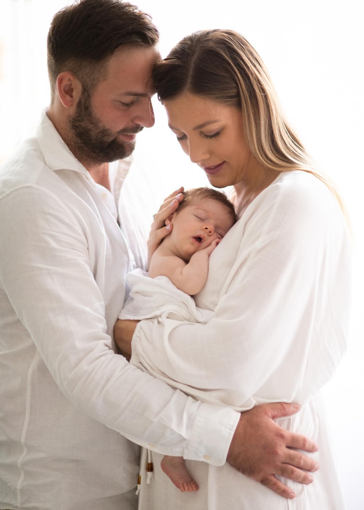 Foto schöne, lächelnde, junge familie, mutter und vater mit ihrem baby.