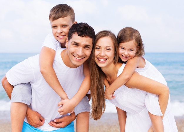 Schöne lächelnde schöne Familie im Hintergrund