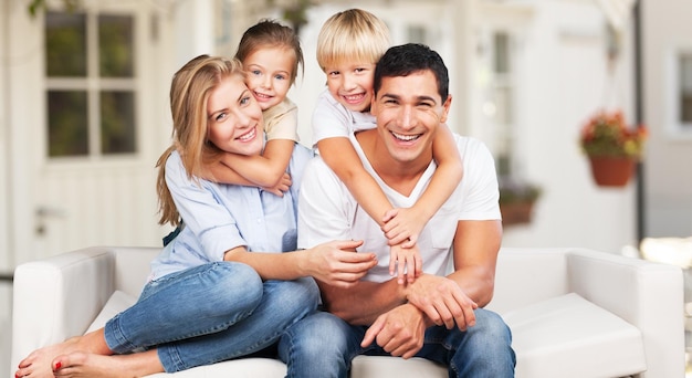 Schöne lächelnde schöne Familie im Park