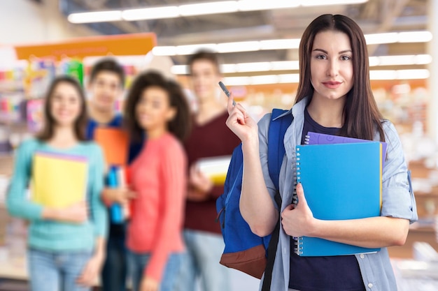 Schöne lächelnde Studentin mit einem Notizbuch