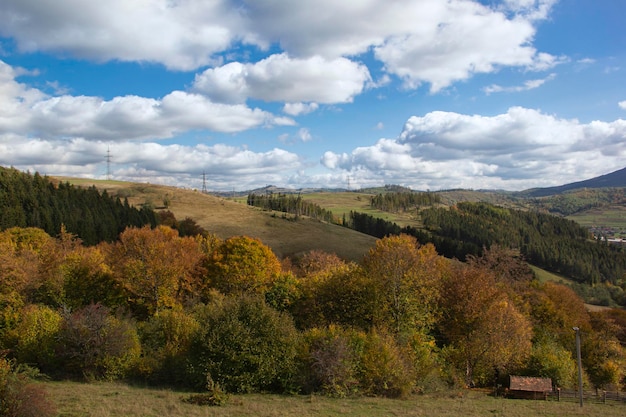 Schöne ländliche Berglandschaft im Herbst