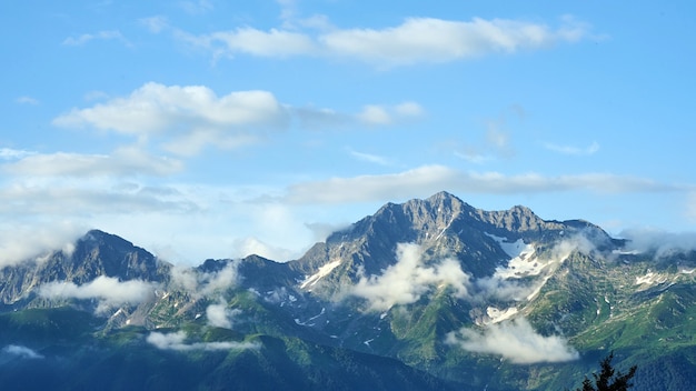 Schöne Landschaft am Berg mit schönem Himmel, Achisho, Sochi