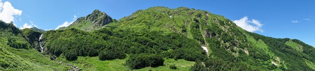 Schöne Landschaft am Berg mit schönem Himmel