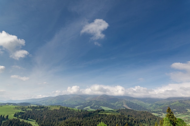 Schöne Landschaft auf Berg mit Wolken am Himmel