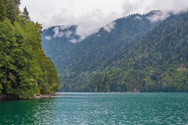 Schöne Landschaft auf dem blauen See Ritsa, Abchasien