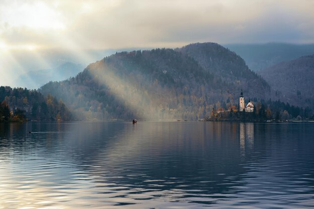 Schöne Landschaft bei Sonnenuntergang Bleder See in Slowenien. Reisen in Europa
