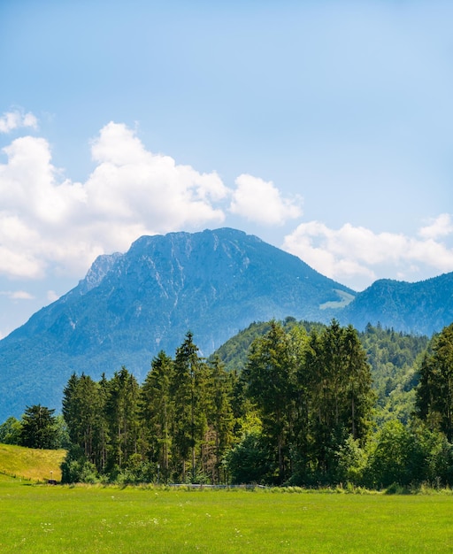 Schöne Landschaft der Alpenberge