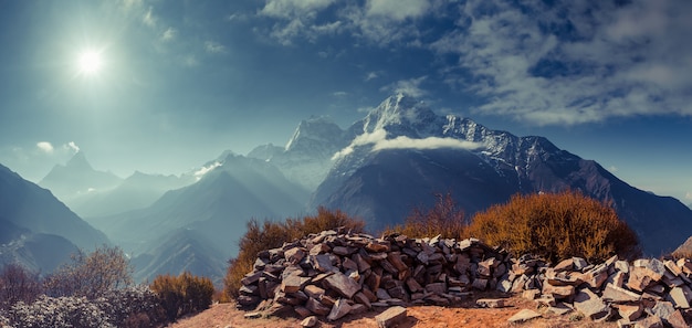 Schöne Landschaft der felsigen Berge